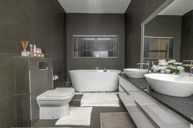 4 Bedroom Property for Sale in Kaapsig Western Cape